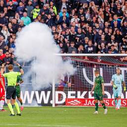 Utrecht-Go Ahead gestaakt na vuurwerk en bekers op veld, duel dinsdag hervat