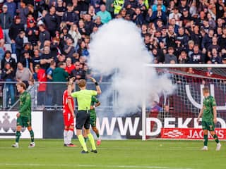 Utrecht-Go Ahead gestaakt na vuurwerk en bekers op veld, duel dinsdag hervat