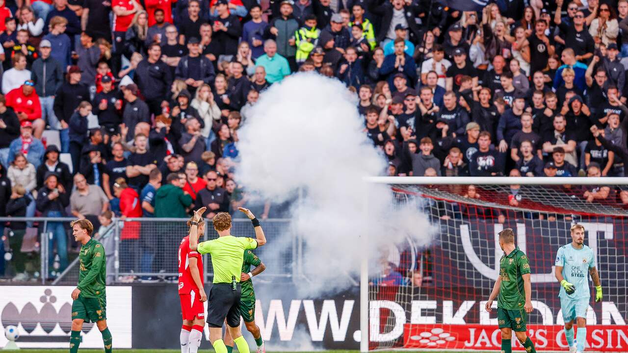 Foto bij FC Utrecht-Go Ahead definitief gestaakt na vuurwerk en bekers op het veld