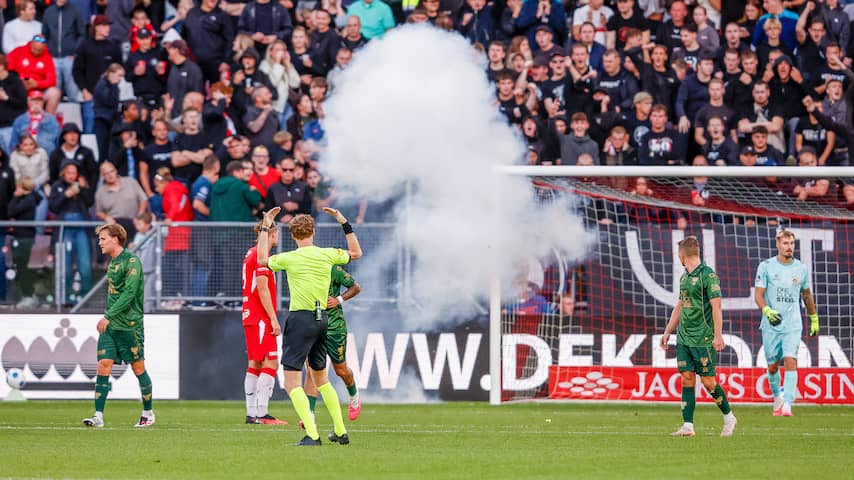 Utrecht-Go Ahead gestaakt na vuurwerk en bekers op veld, duel dinsdag hervat
