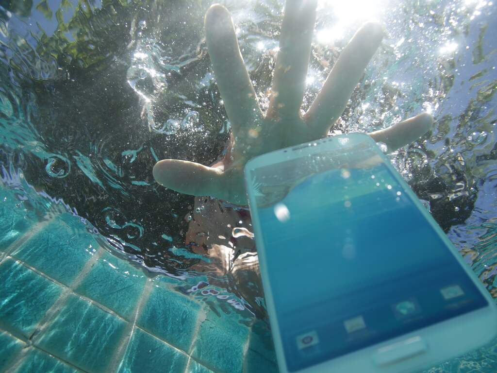 Indiase ambtenaar laat stuwmeer leegpompen omdat zijn telefoon erin viel