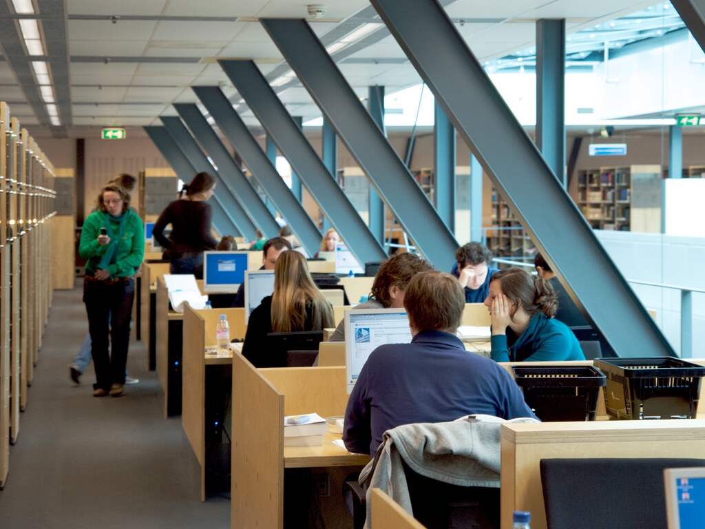 Studenten aan het werk in de bibliotheek van de Universiteit Maastricht