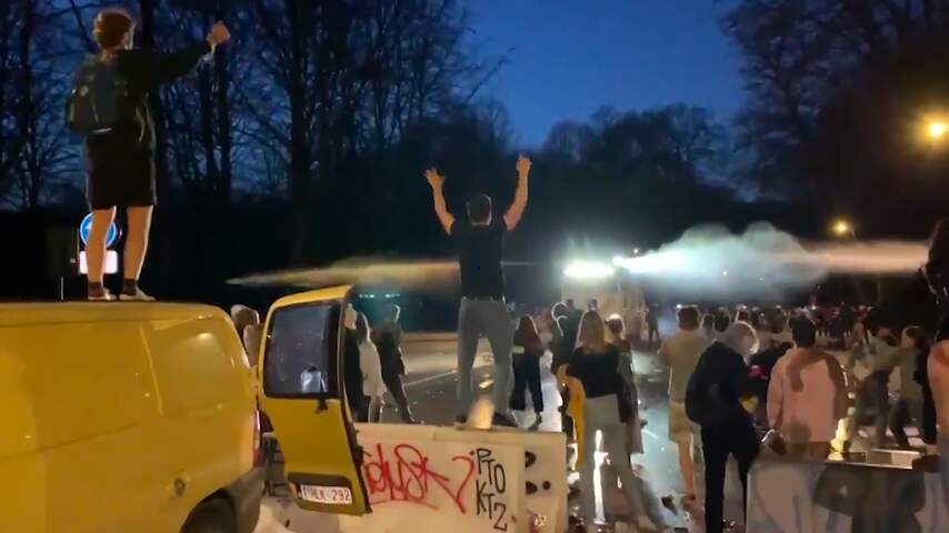 Belgische politie zet waterkanon in bij 1 aprilfestival