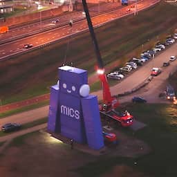 Video | Drone filmt bouw van 16 meter hoge 'robot' langs snelweg bij Schiedam