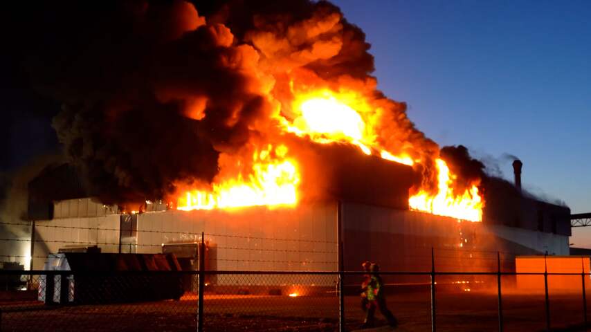 Grote vlammen slaan uit loods in Ter Apelkanaal