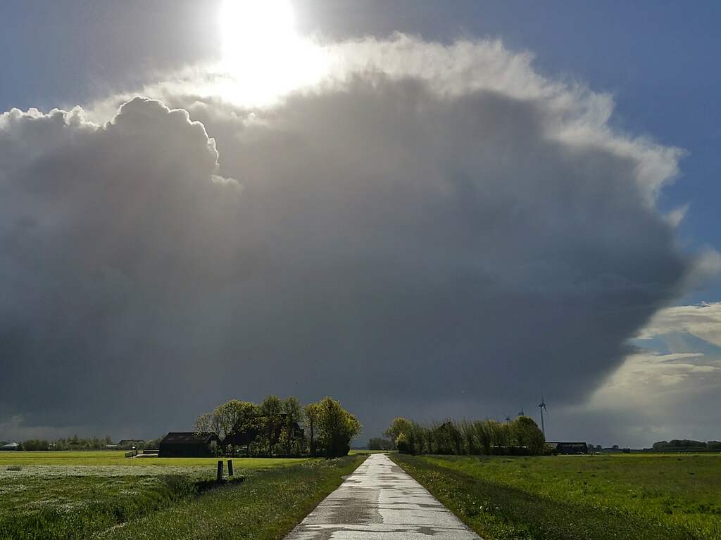 Zon achter de wolken in Pingjum.