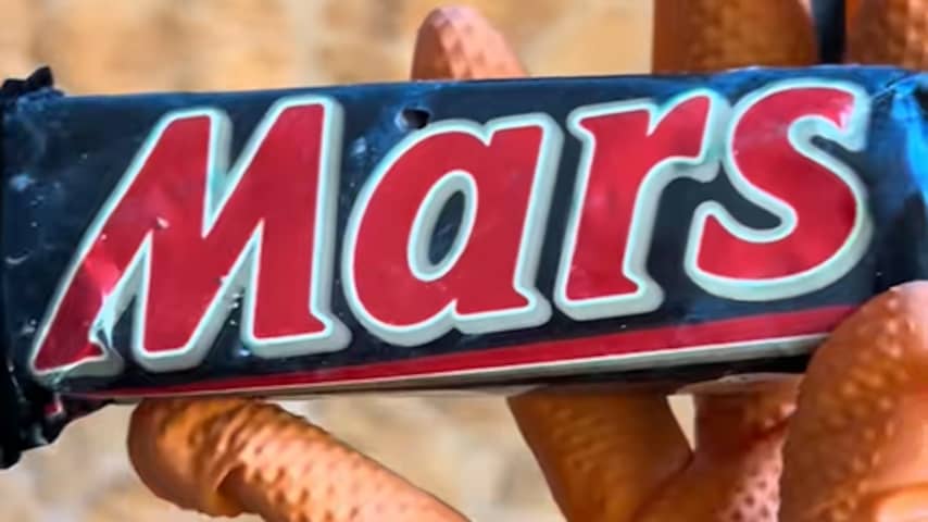 Schoonmaakster vindt Mars-reep uit 1991 die 1,5 keer zoveel weegt als huidige