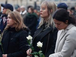 Honderden mensen nemen afscheid van doodgestoken Franse leraar