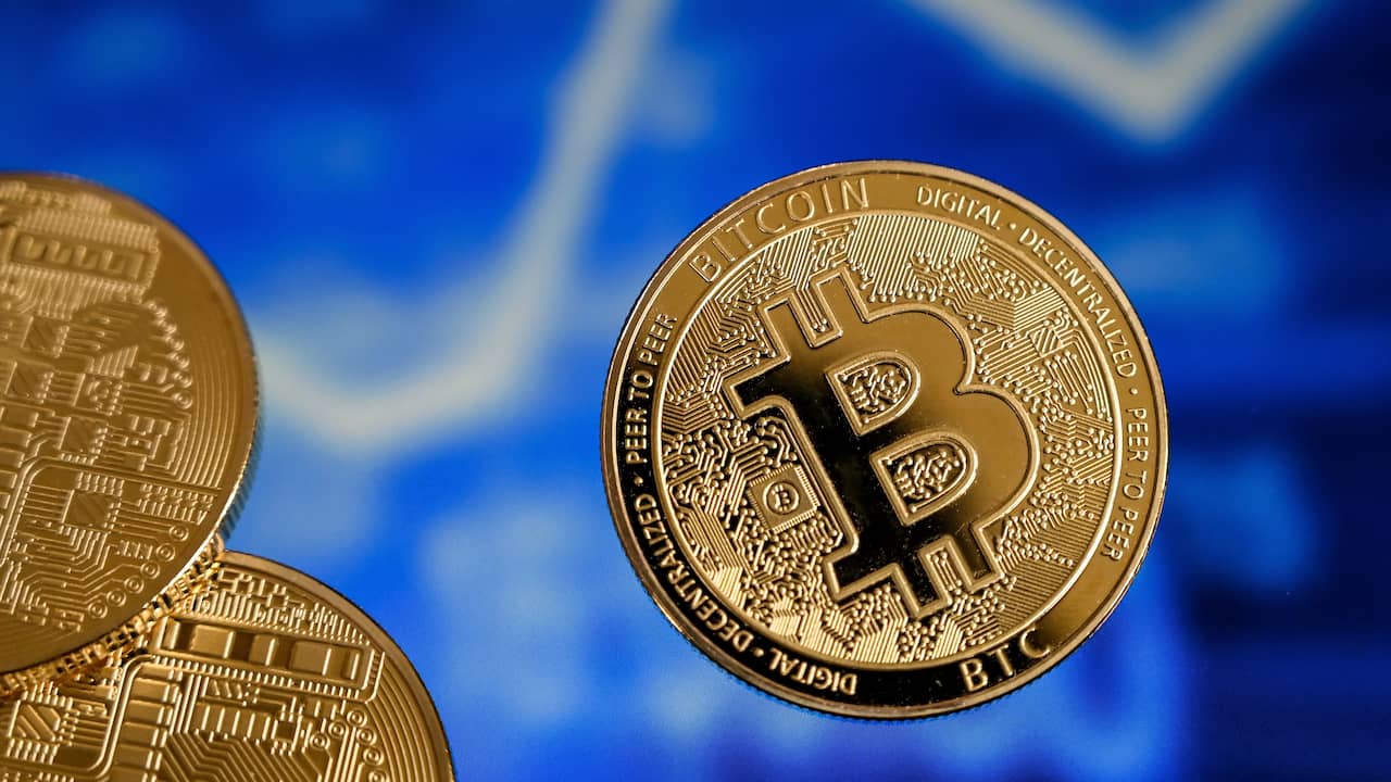 Marktwaarde bitcoin door grens van 1 biljoen dollar na aanhoudende stijging  | Economie | NU.nl