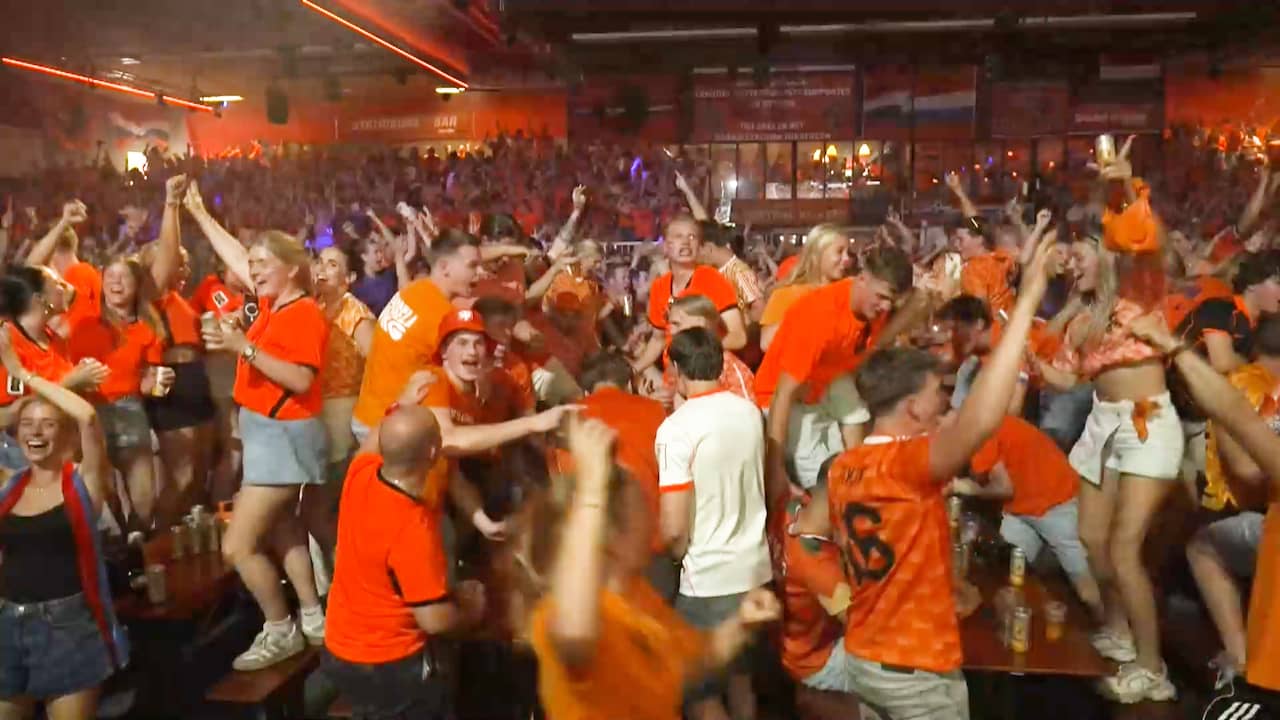 Video | Oranjefans gaan helemaal uit hun dak na eerste goal Brobbey in Tubbergen