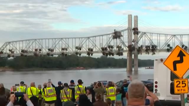 Opgeblazen brug in VS stort met grote plons in rivier