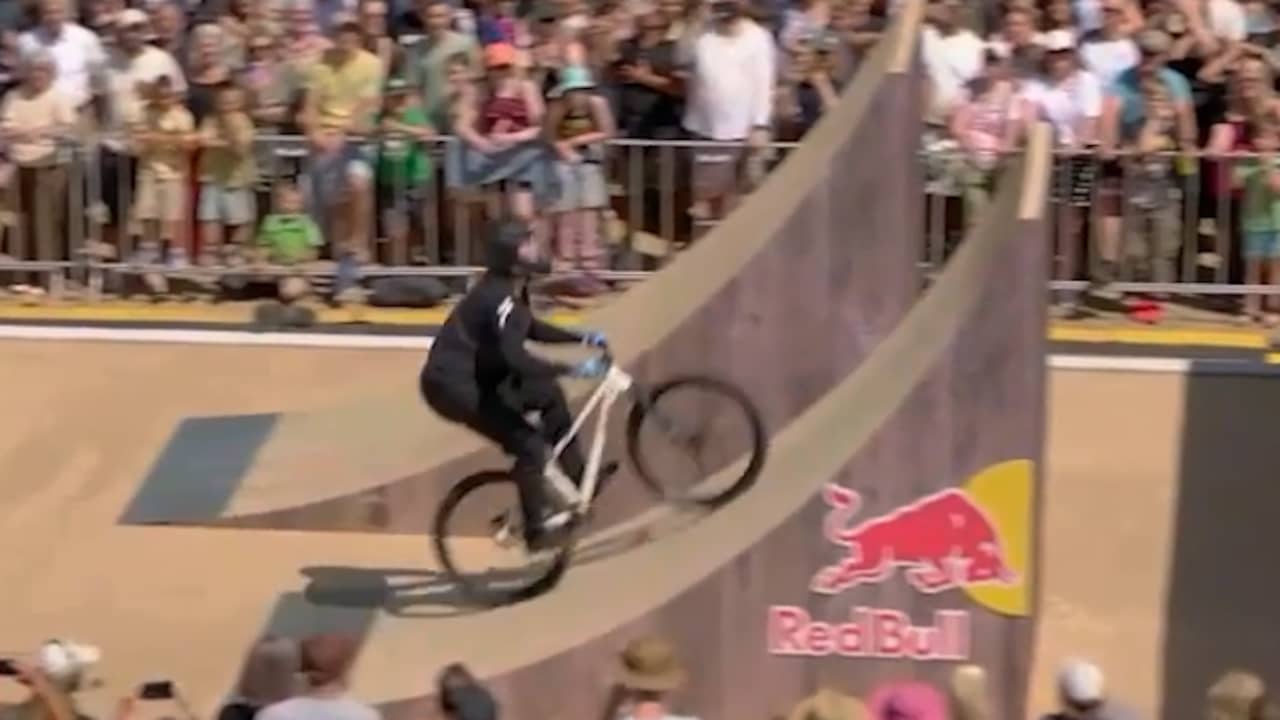 Video | Baanwielrenner Hoogland doet backflip tijdens Red Bull event in Groningen