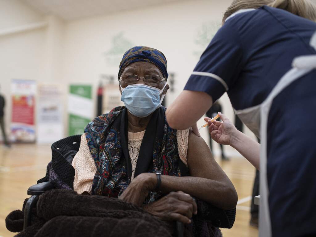 Britse regering verzekert Britten dat AstraZeneca-vaccin veilig genoeg is