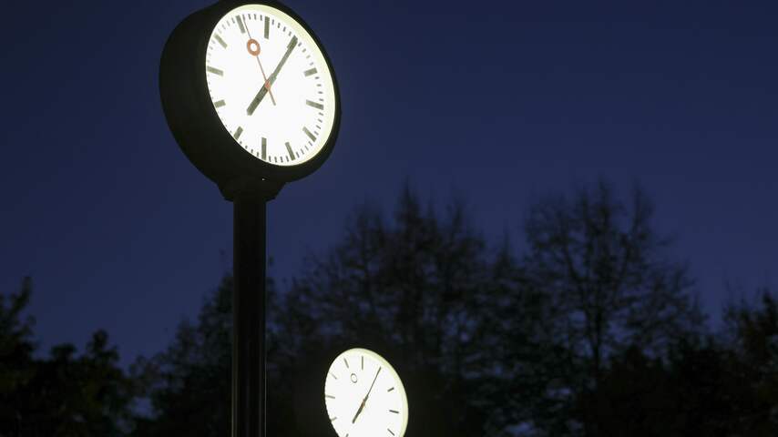 Pak de handleiding van de oven er maar weer bij: je moet de klok