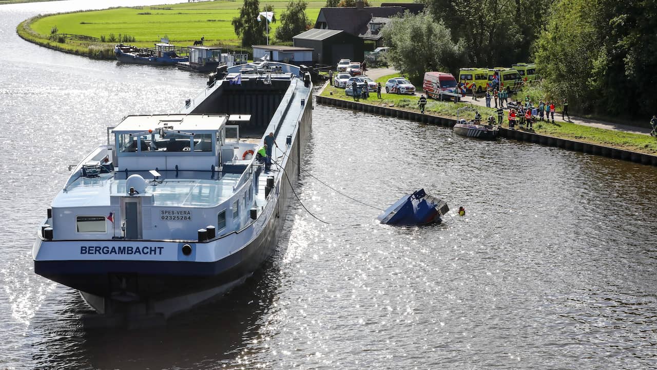 Aanvaring binnenvaartschip en motorboot in Friesland, twee opvarenden uit water gehaald