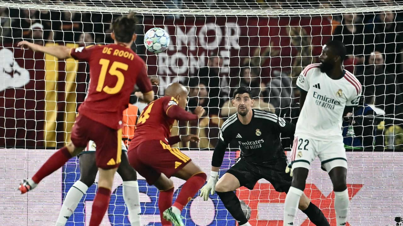 De Roon ramt bal in het net na mooie aanval AS Roma tegen Real Madrid