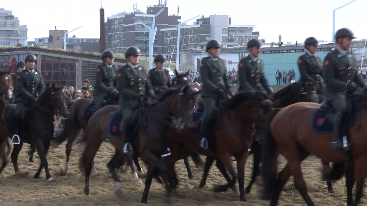 Video | Paarden ondergaan lawaaiige prinsjesdagtest op druk strand Scheveningen