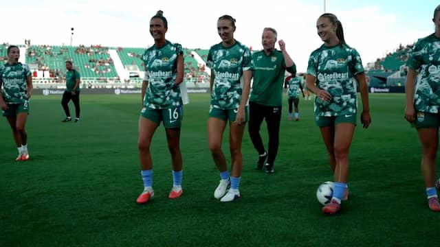 Voetbalster kan ogen niet geloven na panna bij vier teamgenoten