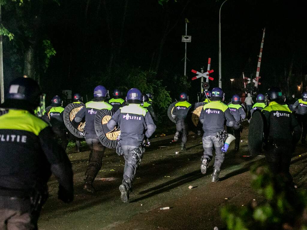 Volksfeest in Deventer na promotie Go Ahead, ME grijpt in bij De Graafschap