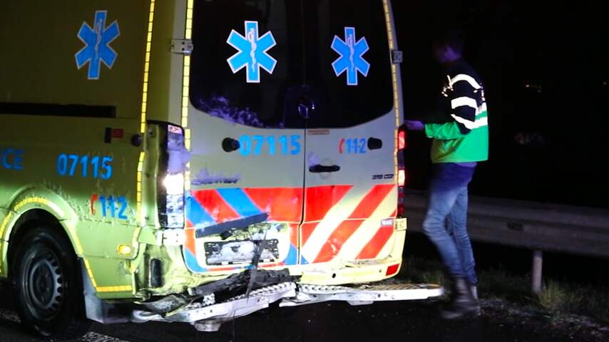 Ambulance geraakt bij kettingbotsing door gladheid in buurt van Arnhem