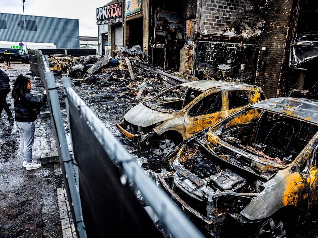 Brand in Rotterdam waarbij auto's en panden zijn verwoest mogelijk aangestoken