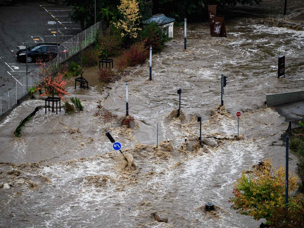 Ondergelopen straten en code rood in delen van Frankrijk door zware regenval