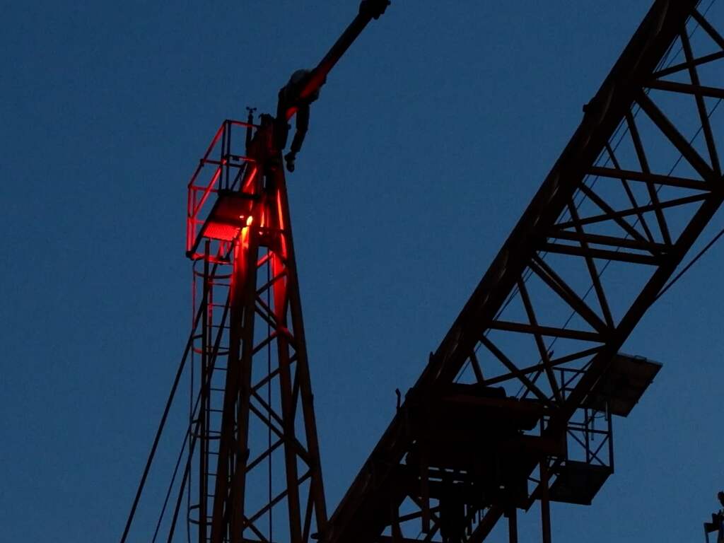 Man brengt nacht door in tientallen meters hoge bouwkraan in Deventer