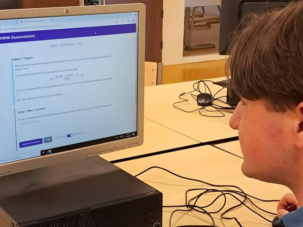 Deze zeventiger is blij met AI-examentrainer: 'Onderwijs stond lang stil'