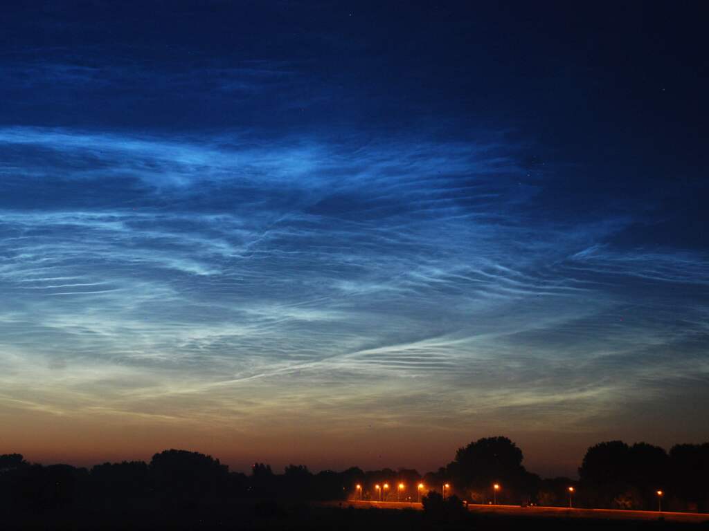 Lichtende nachtwolken