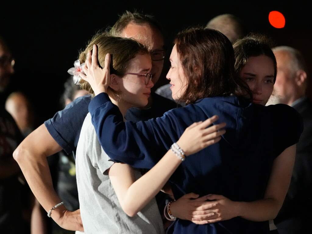 Tranen bij terugkeer Amerikanen uit Russische cel: 'Hart vervuld met blijdschap'