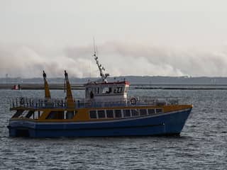 Honderden mensen vluchten per boot van Frans schiereiland voor natuurbrand