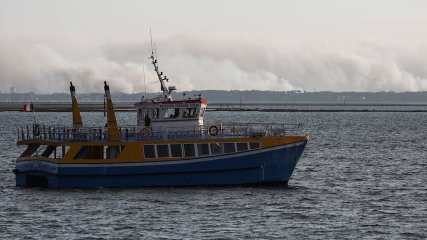 Honderden mensen vluchten per boot van Frans schiereiland voor natuurbrand