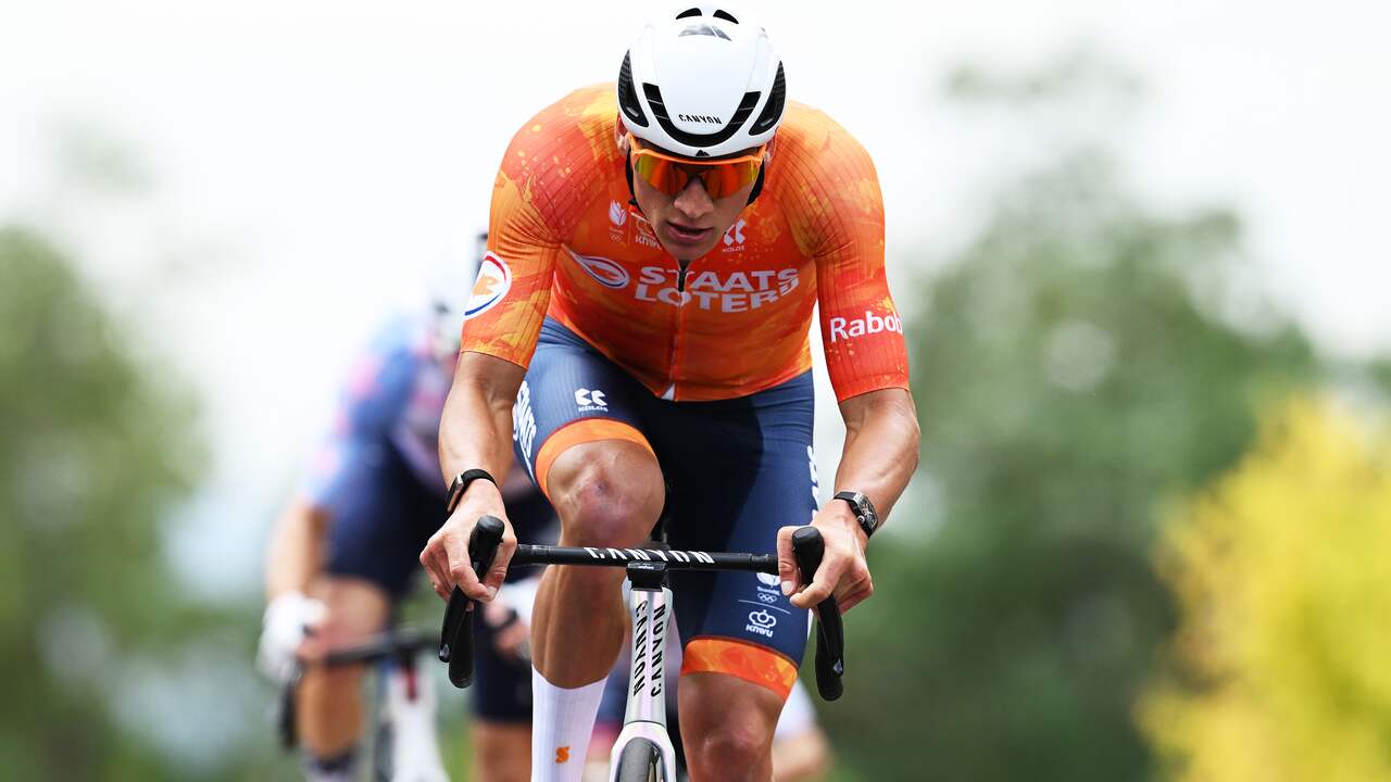 Foto bij Live WK wielrennen | Sterke Van der Poel rijdt met groepje weg van favorieten