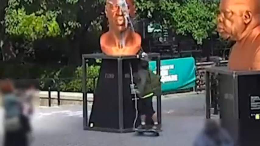 Beeld van George Floyd in New York opnieuw beklad met verf