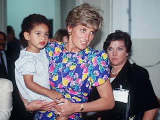Bloemetjesjurk van prinses Diana geveild voor ruim half miljoen dollar