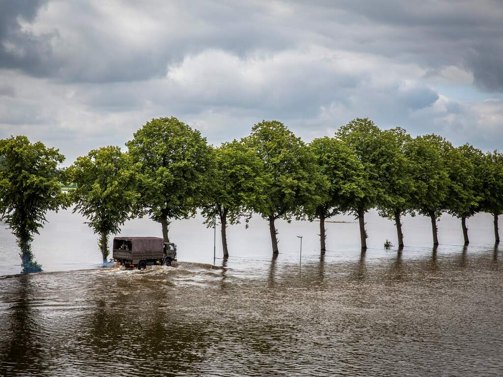 Bewoners kunnen met hulp van een pendeldienst, uitgevoerd door defensie, door het hoge water van de Maas tussen Bergen en Nieuw Berge worden vervoerd. Het waterpeil in de Maas daalt, waardoor het Limburgse dorp dat geisoleerd raakte weer bereikbaar is.