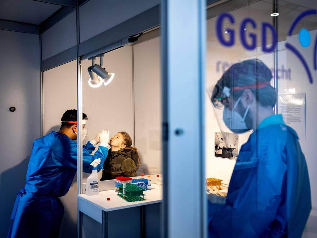 Alle coronacijfers opnieuw fors gedaald: volgens RIVM stilte voor de storm