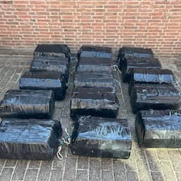5 mannen op heterdaad betrapt bij droppen drugspakketten in zee bij Neeltje Jans