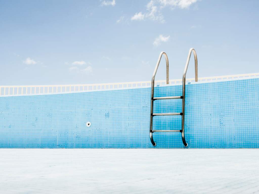 Dronken Nederlander raakt zwaargewond bij duik in leeg zwembad op Kreta