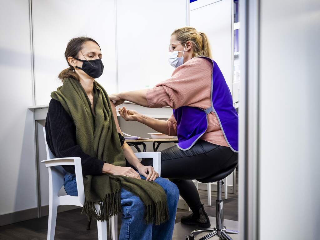 EMA: Coronavaccins leiden niet tot het uitblijven van ongesteldheid