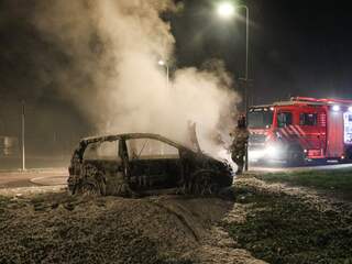 Rustigere jaarwisseling, wel hulpverleners belaagd en veel autobranden