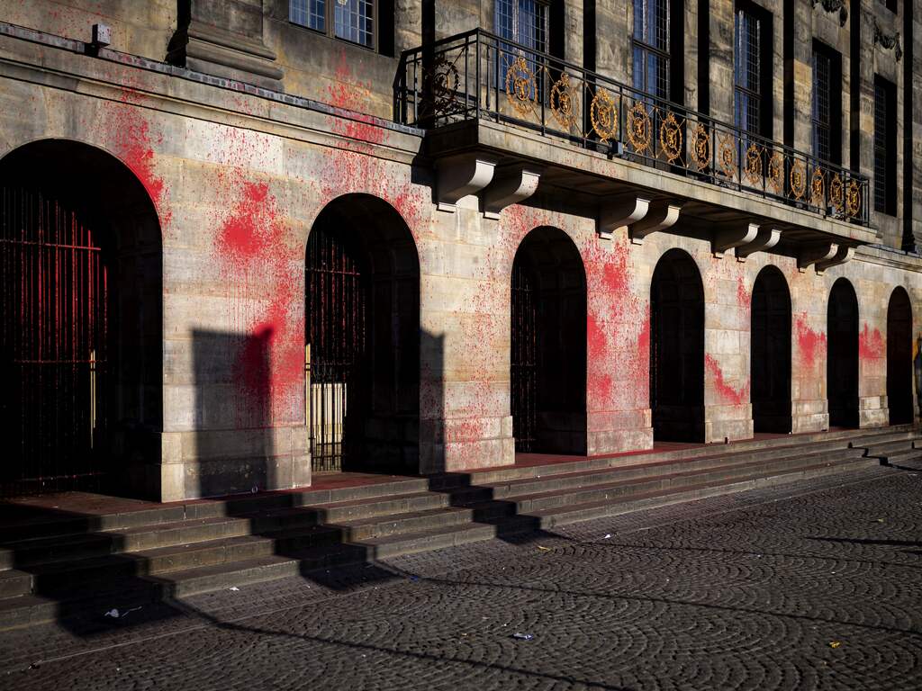 Pro-Palestijnse activisten bekladden het Paleis op de Dam met rode verf