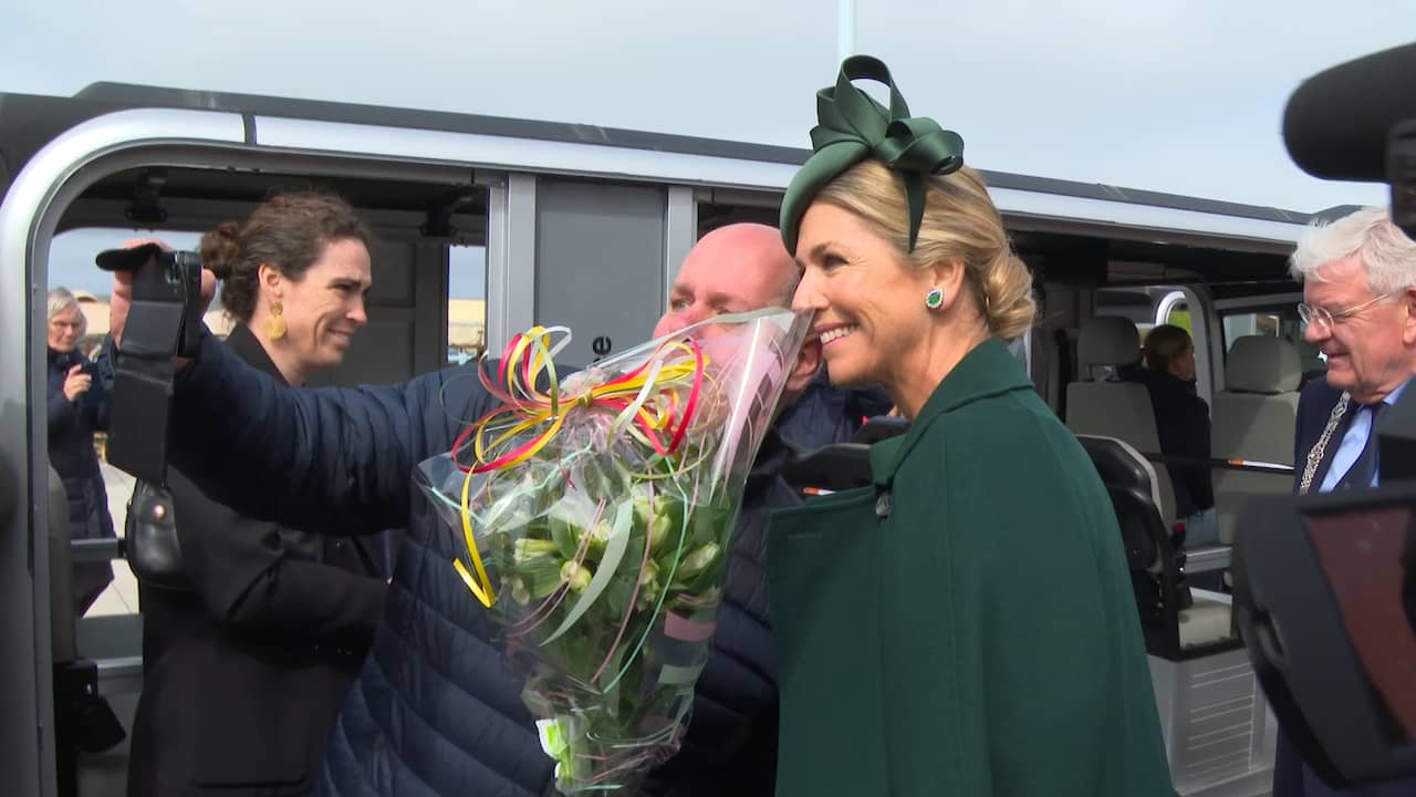 Video | Máxima krijgt bloemen van fan bij heropening boulevard Scheveningen