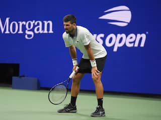 Djokovic worstelt en verliest in vijf sets in eerste ronde van US Open