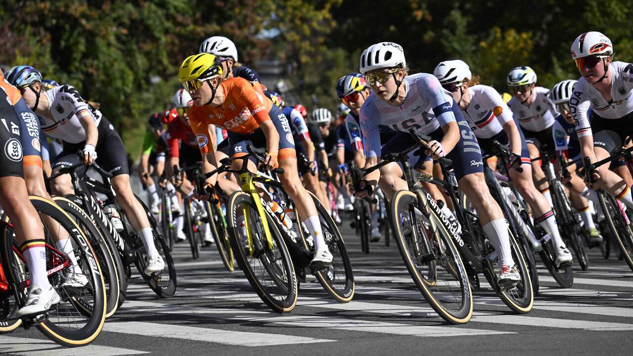 Foto bij Live WK wielrennen | Zware valpartij dunt peloton uit, Le Court op achterstand