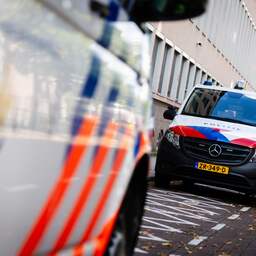 Auto rijdt in op gemeentehuis van Hoogeveen en vat vlam