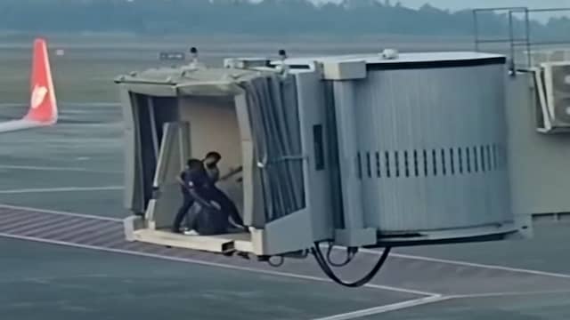 Video | Man in gevecht met beveiliging op passagiersbrug na missen van vlucht
