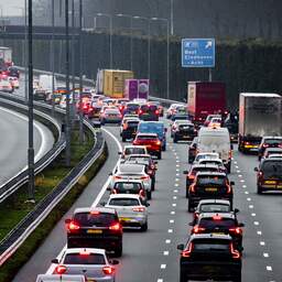 Nederlanders reden laatste tien jaar meer, maar stootten minder fijnstof uit