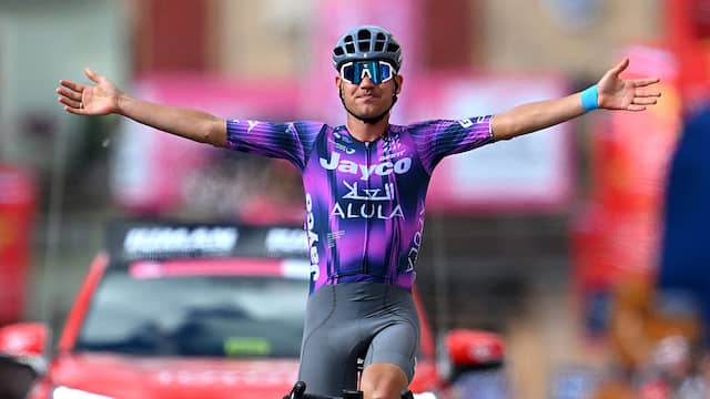 Luke Plapp soleert 45 kilometer en wint achtste etappe van de Giro