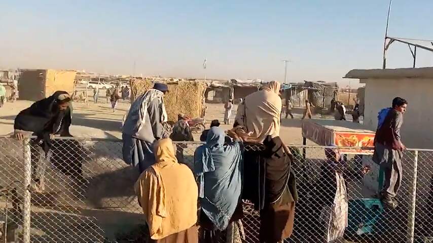 Gestrande Afghanen klimmen massaal grenshek naar Pakistan over
